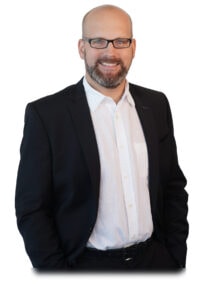 Foto des Firmengründer Michael Fritsch, dunkler Anzug, weißes Hemd, Brille